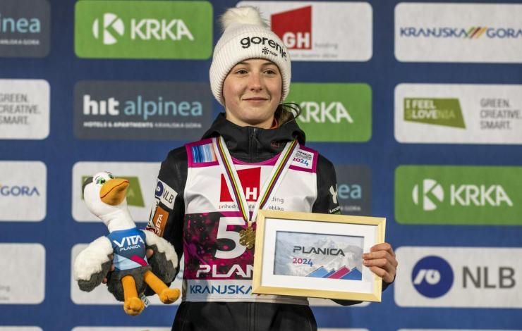 Dijakinja BIC Ljubljana Tina Erzar v Planici postala nova mladinska svetovna prvakinja!