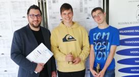 Od leve proti desni: mentor, strokovni sodelavec Marko Jeran (UL ZF in FE) ter zlata nagrajenca Miha Jozelj in Tobija Košir