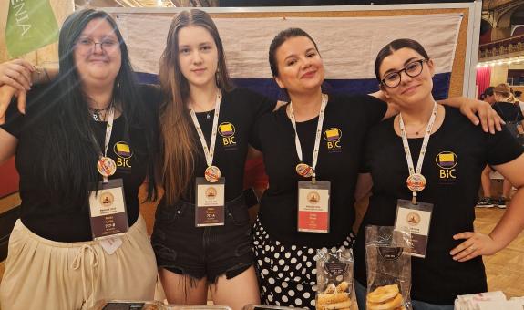4 zlate in 7 srebrnih medalj za dijakinje BIC Ljubljana na World Scholar's Cup)na Češkem 2026
