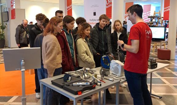 Dijaki BIC Ljubljana na Fakulteti za elektrotehniko