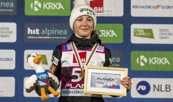 Dijakinja BIC Ljubljana Tina Erzar v Planici postala nova mladinska svetovna prvakinja!