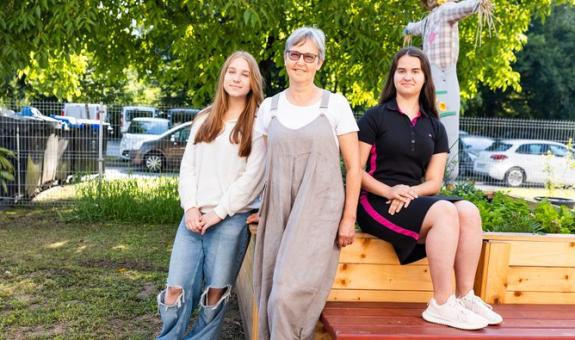 Tečaj samoobrambe na BIC Ljubljana. Učiteljica Katarina Nared Volavšek z dijakinjami