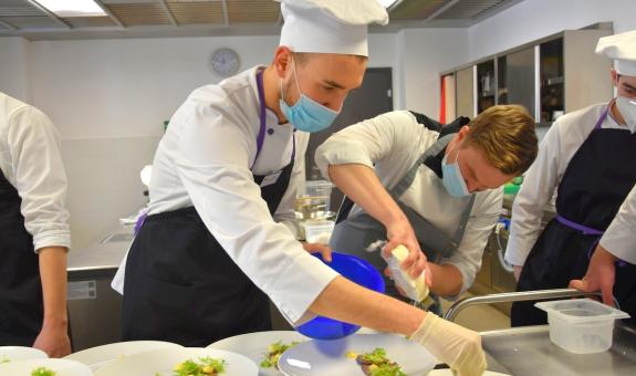 Izidor Kržišnik, chef iz restavracije Landrik, naš gost na praktičnih vajah kuharstva