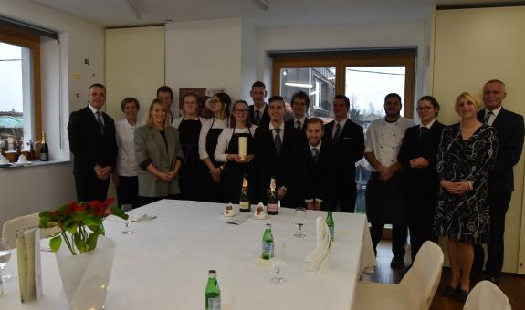 Penine in šampanjci v družbi gospe Lili Vodušek in podjetja Merit HP