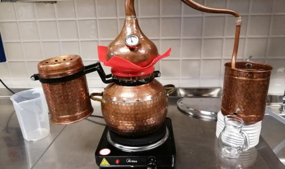 Na vaji Barmanstva so študenti destilirali svoj GIN 