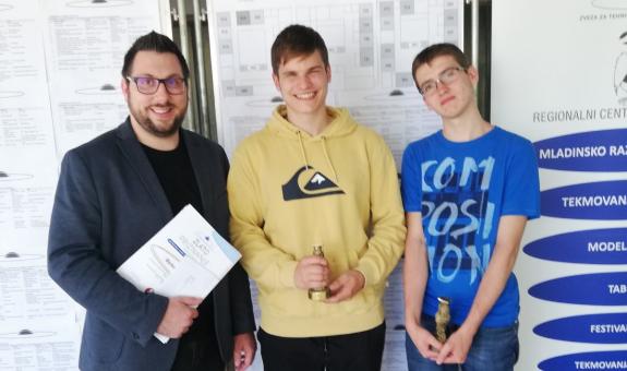 Od leve proti desni: mentor, strokovni sodelavec Marko Jeran (UL ZF in FE) ter zlata nagrajenca Miha Jozelj in Tobija Košir