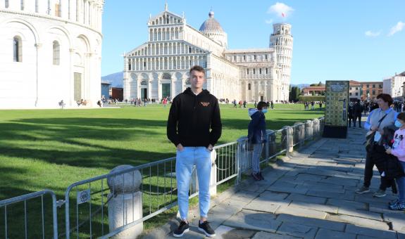 Miha Trdan, naš dijak drugega letnika v programu živilsko-prehranski tehnik na BIC Ljubljana, Živilski šoli se že tri mesece šola na daljavo, saj trenutno živi v Pisi v Italiji, kjer igra nogomet v nogometnem klubu Pisa Sporting Club. 