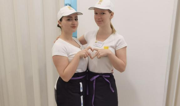 Dijakinje BIC Ljubljana na tekmovanju Zlatni orah