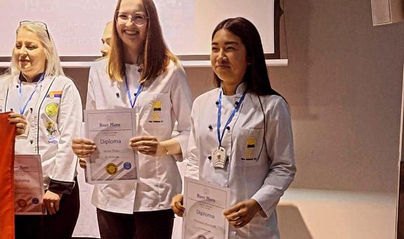 Hana Šinko in Pitchaya Bunmakk, dijakinji BIC Ljubljana, zlato in srebro za poročno torto na tekmovanju Biser mora 2024