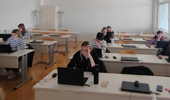 Naše študentke dosegle najboljši rezultat doslej na mednarodnem tekmovanju iz znanja splošne angleščine BIC Ljubljana