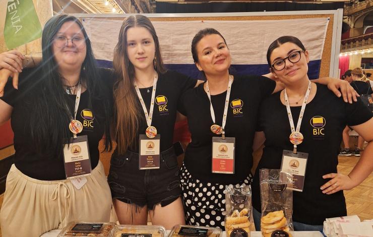 4 zlate in 7 srebrnih medalj za dijakinje BIC Ljubljana na World Scholar's Cup)na Češkem 2026