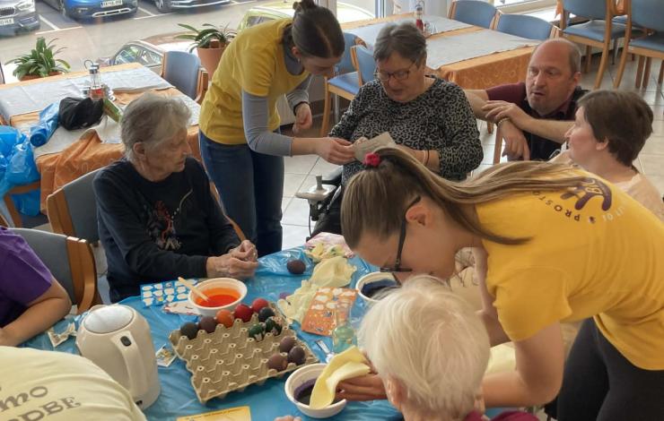 Obisk prostovoljk BIC Ljubljana: Barve veselja v Domu Bežigrad 