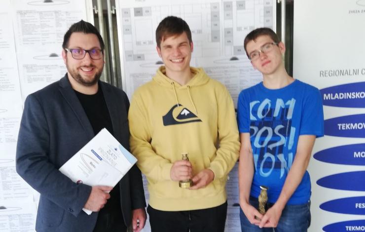 Od leve proti desni: mentor, strokovni sodelavec Marko Jeran (UL ZF in FE) ter zlata nagrajenca Miha Jozelj in Tobija Košir