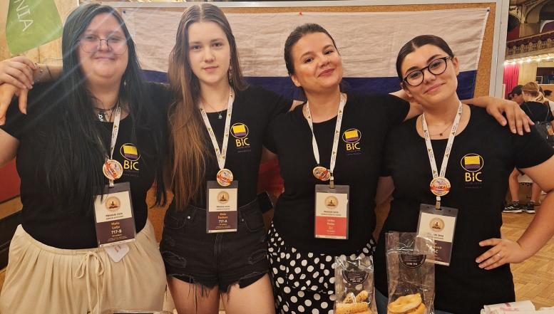 4 zlate in 7 srebrnih medalj za dijakinje BIC Ljubljana na World Scholar's Cup)na Češkem 2026