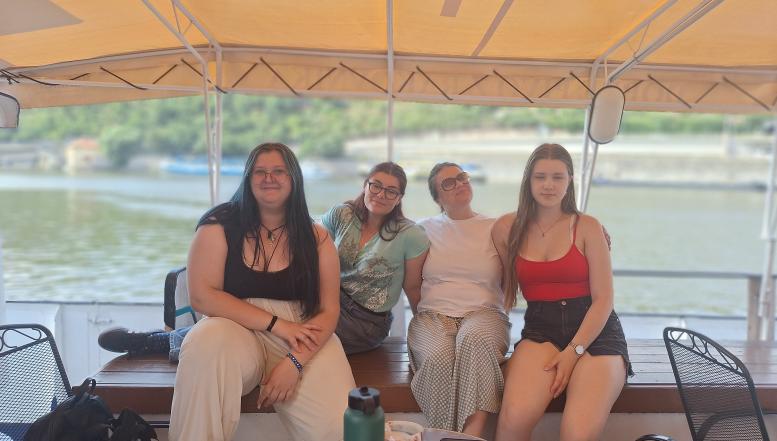 4 zlate in 7 srebrnih medalj za dijakinje BIC Ljubljana na World Scholar's Cup)na Češkem 2026